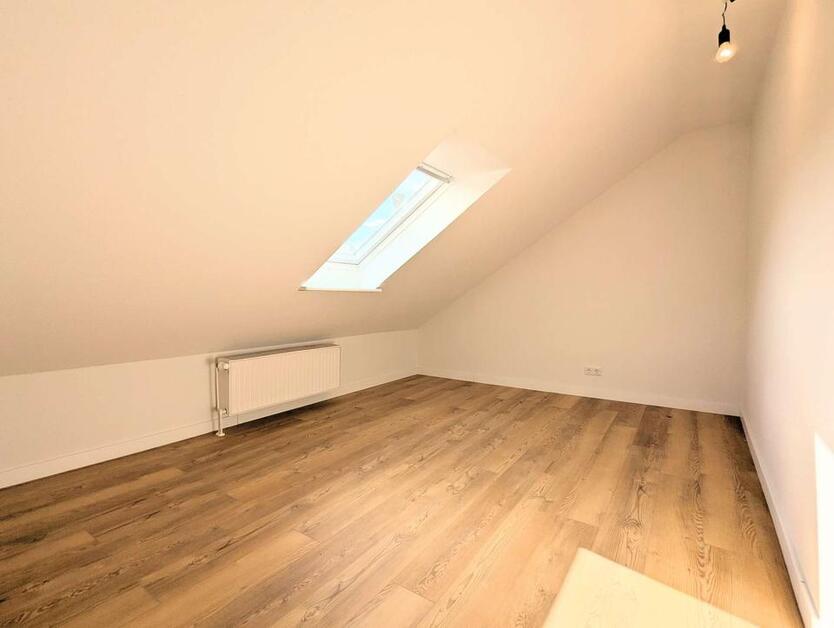Frisch renoviert! Schönes WG-Zimmer in DG-Wohnung für junges Wohnen nahe Oldenburg Wildenloh