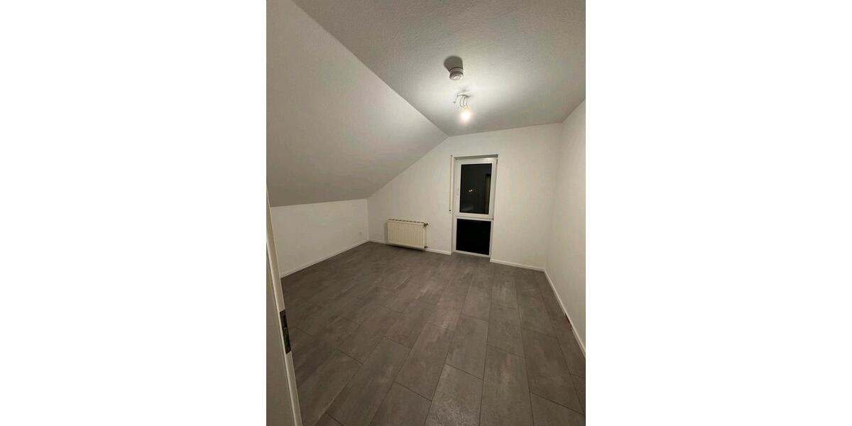 2 Zimmer DG Wohnung mit Küche + Badmöbel + Stellplatz 2 zimmer