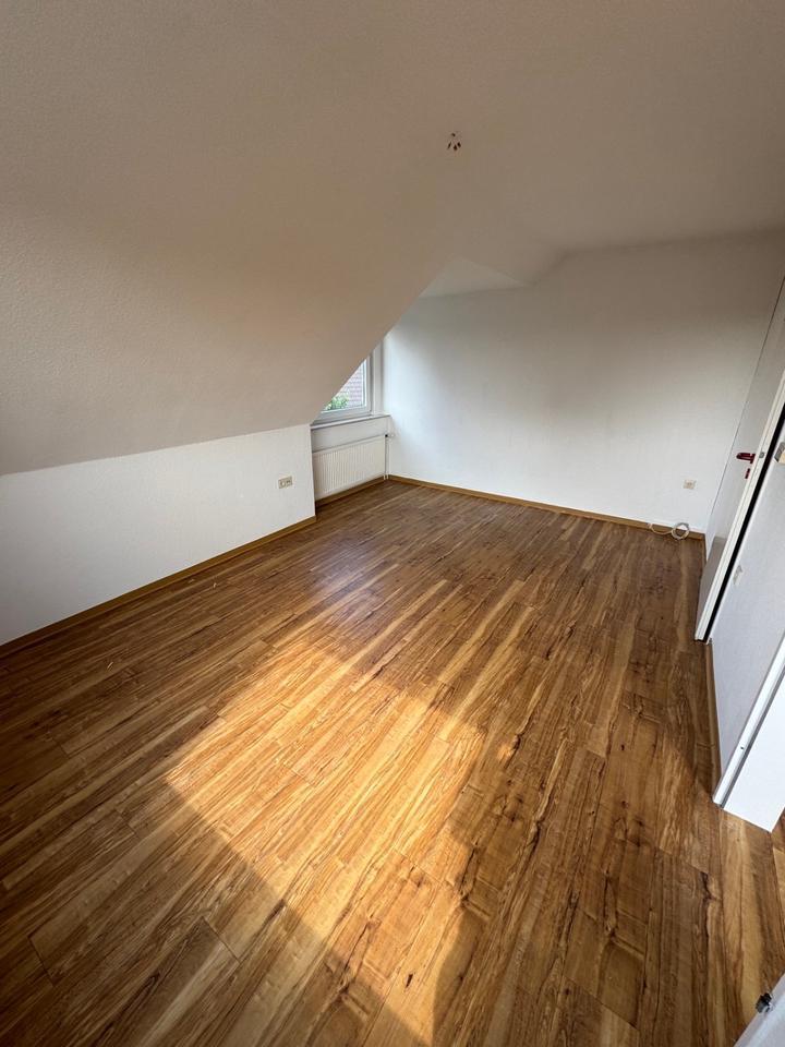 Dachgeschoss Wohnung 2 Zimmer KücheBad frisch Renoviert