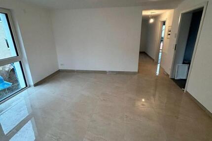 Kernsanierte 2,5 -Zimmer Wohnung mit bodentiefen Fenstern und Ein 2 zimmer