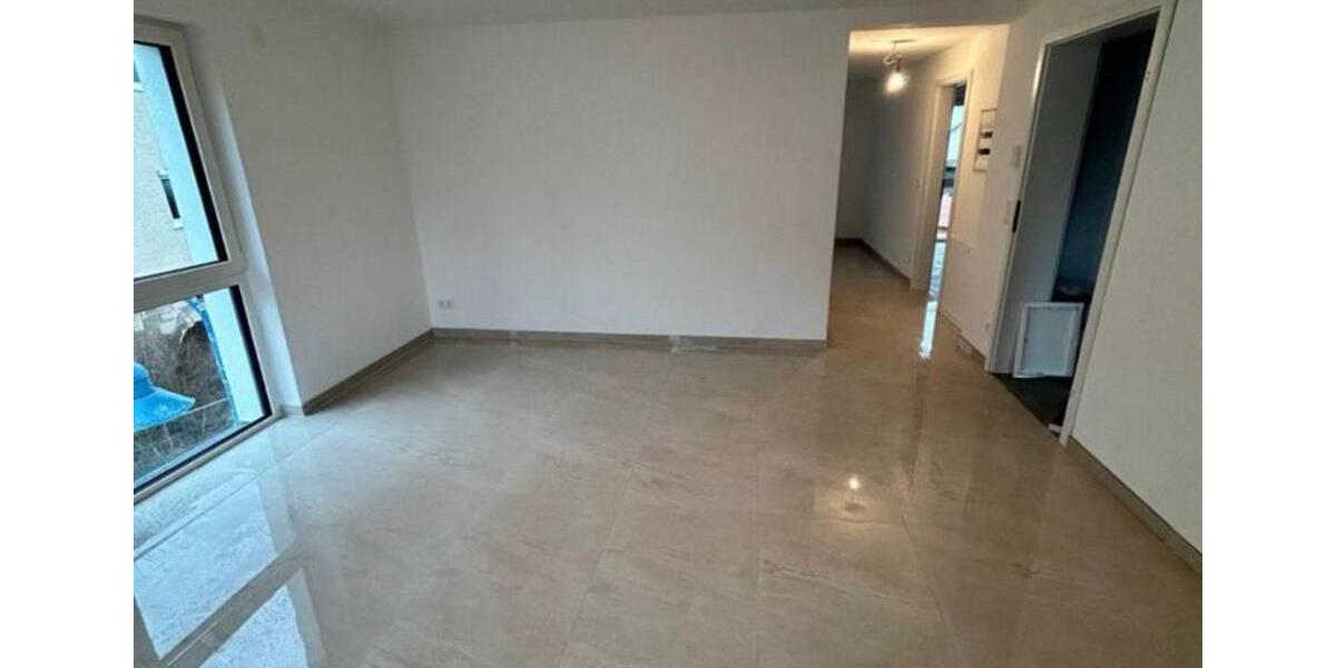 Kernsanierte 2,5 -Zimmer Wohnung mit bodentiefen Fenstern und Ein 2 zimmer