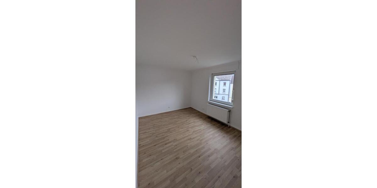 Charmante neurenovierte 3-Zimmer-Wohnung mit moderner Küche im 1. Obergeschoss 3 zimmer