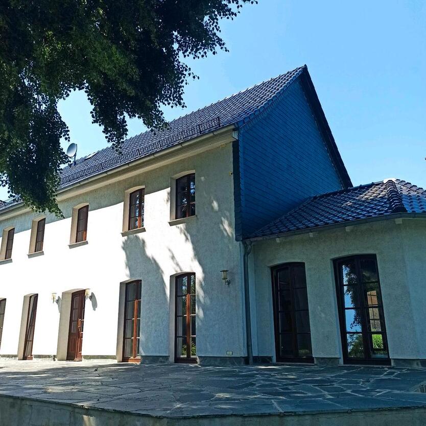 Wohnhaus mit Garten und Garage