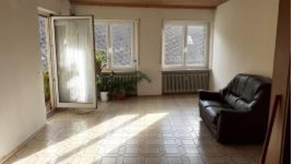 Großzügige und helle Wohnung in Röslau mit Balkon zu vermieten. 4 zimmer