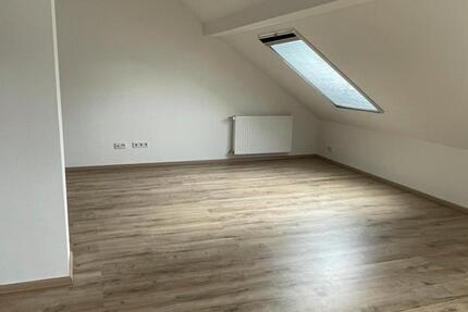 Großes, helles WG-Zimmer in ruhiger Lage für Mitbewohnerin 2 zimmer