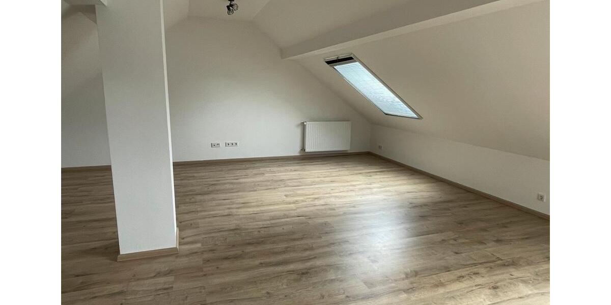 Großes, helles WG-Zimmer in ruhiger Lage für Mitbewohnerin 2 zimmer