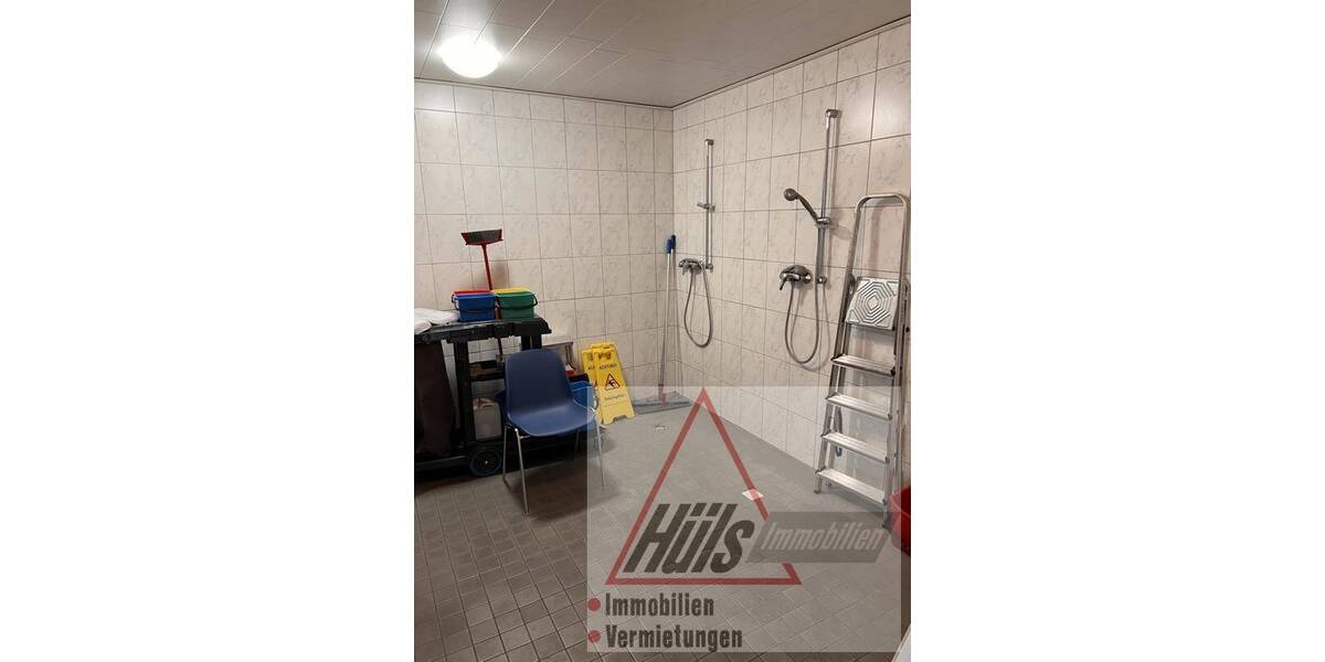 helle Produktions- und Lagerhalle mit Sozialräumen mit guter Erreichbarkeit zimmer