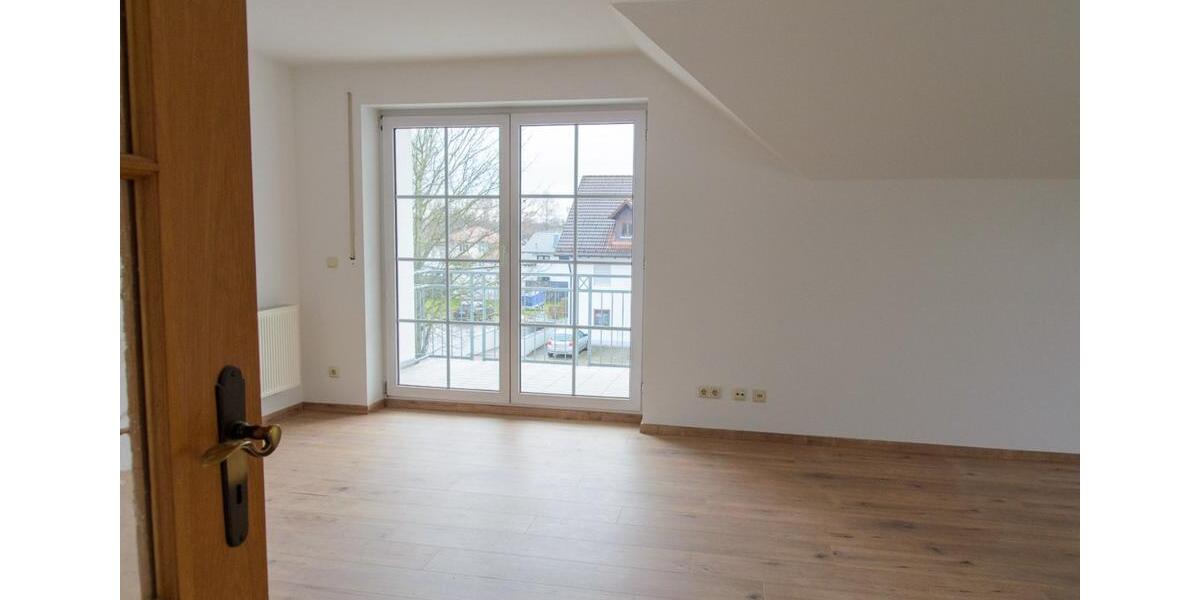 Frisch sanierte helle 3-Zimmer-DG-Wohnung mit Balkon 3 zimmer