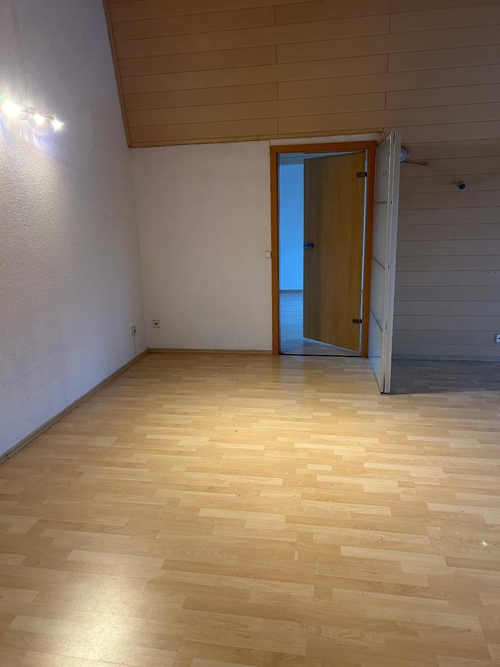 3 Zimmer DG-Wohnung mit EBK und Balkon