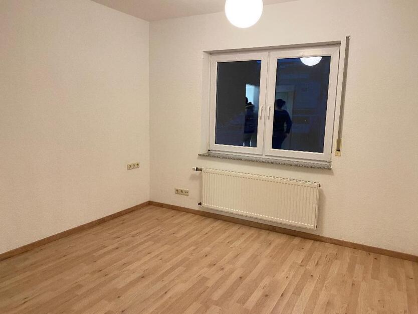 *** Großzügige 4-Zi.-Mietwohnung in Karlsdorf ***