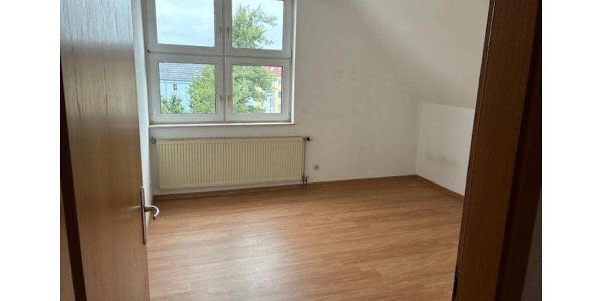 Helle 4-Zimmer Dachgeschosswohnung in Schönebeck zu vermieten! 4 zimmer