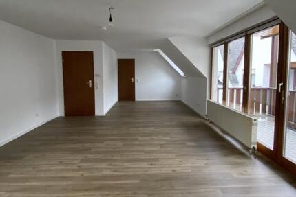Renovierte Dachgeschosswohnung mit Balkon im Herzen der Altstadt 3 zimmer