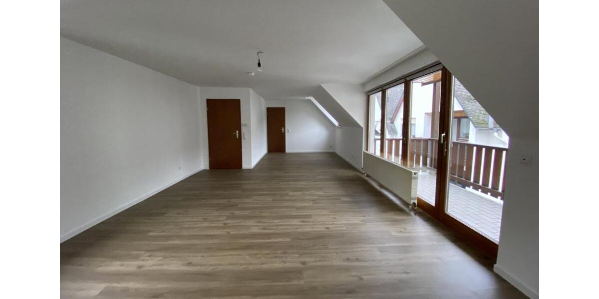 Renovierte Dachgeschosswohnung mit Balkon im Herzen der Altstadt 3 zimmer