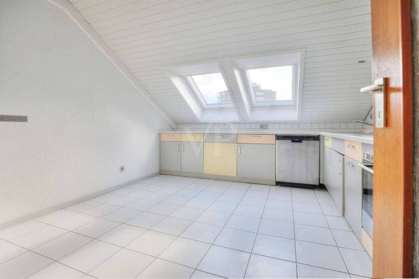 Helle 4-Zimmer-Wohnung mit Loggia und Garage