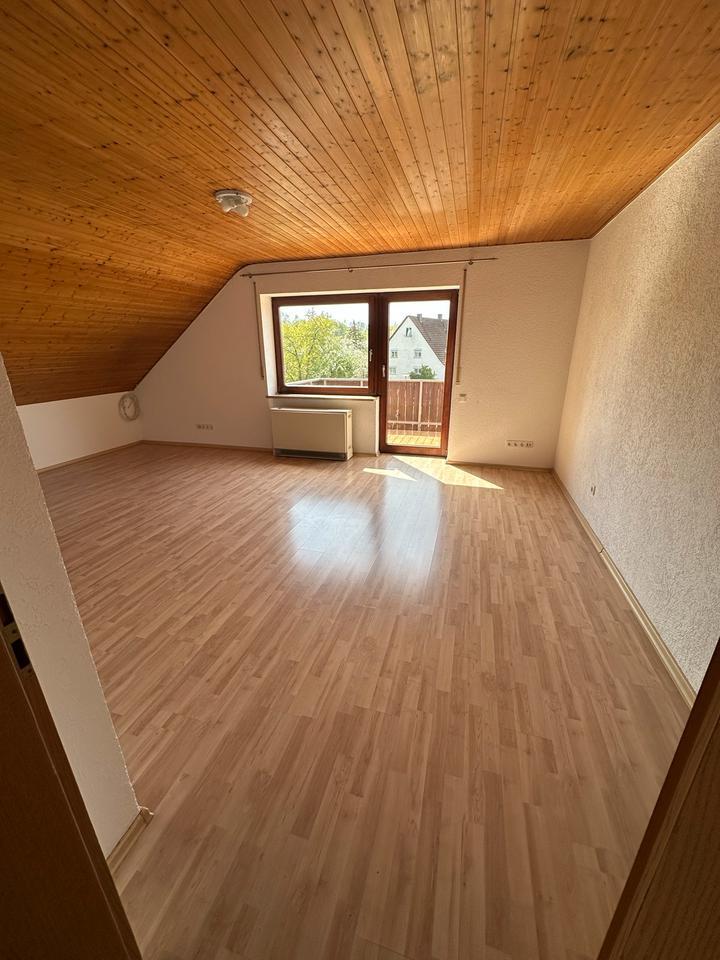 Sonnige 3 Zimmer Dachgeschoßwohnung in Zweifamilienhaus