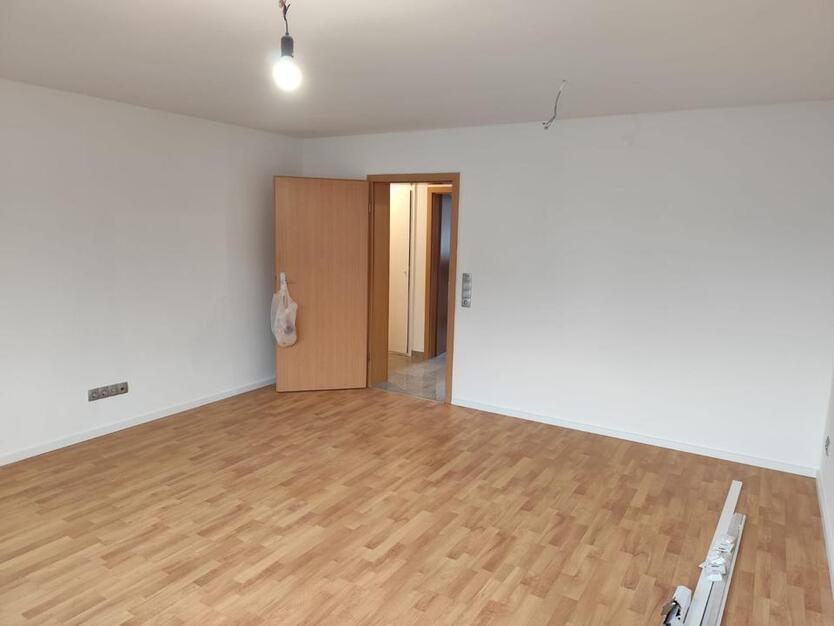 3 12 Zimmer Wohnung im 1. OG mit Balkon zu vermieten