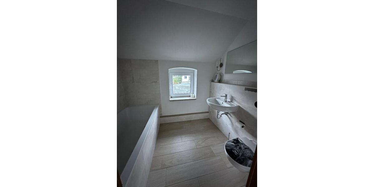 Schöne 3 ZKB Dachgeschosswohnung mit Gartennutzung in Lengenfeld 3 zimmer