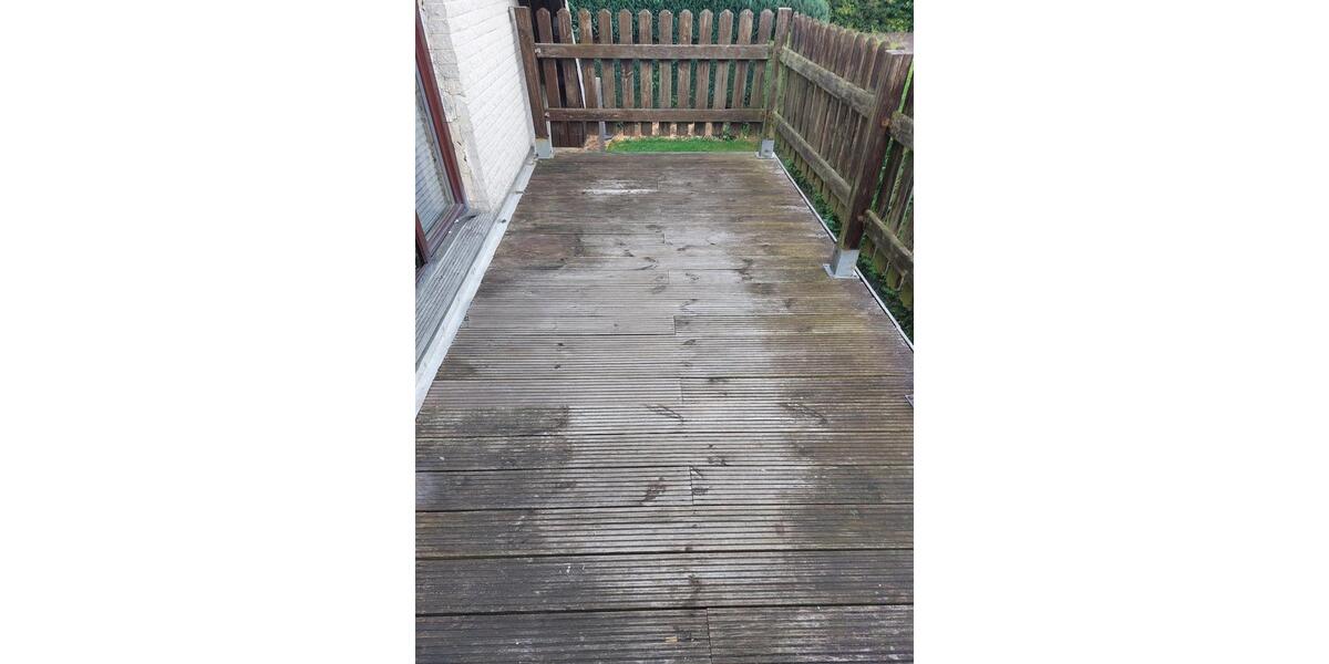 große 2-Zimmer-Dachgeschoßwohnung mit Balkon 1. Etage 2 zimmer