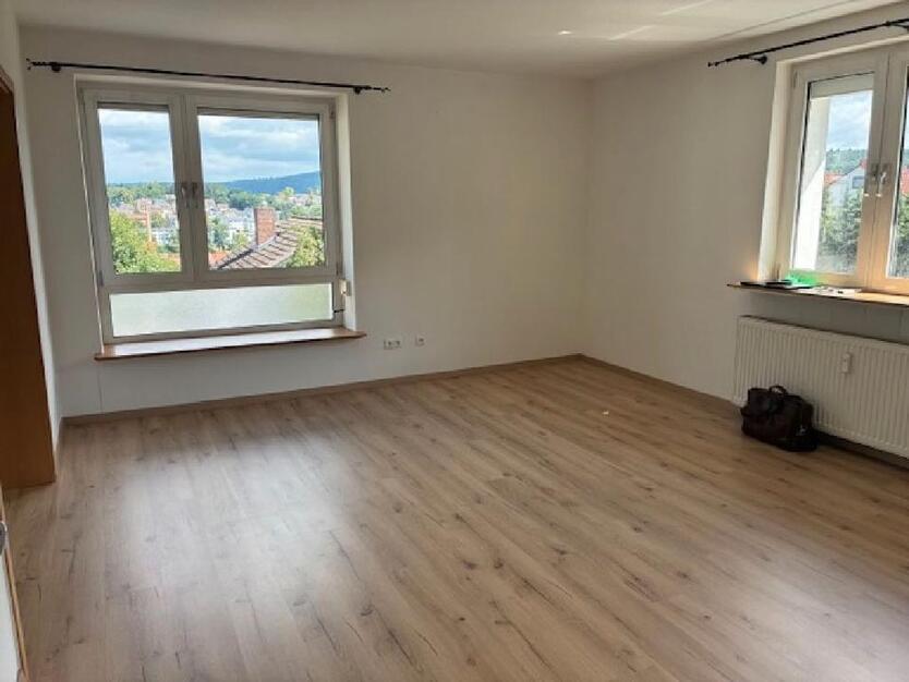 Gepflegte 4-Zimmer-Wohnung mit Balkon, Einbauküche und Garage in guter Wohnlage