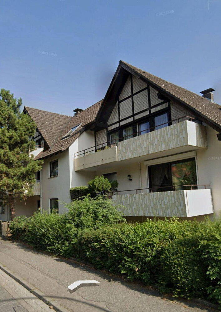 Schöne 3-Zimmer-109 qm Wohnung mit Balkon wird komplett neu saniert