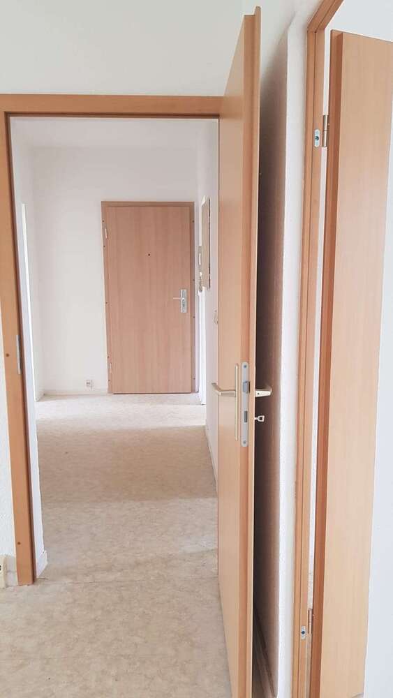 Für den gehobenen Anspruch -frisch renoviert. Gut geschnittene 4 Zimmer mit Balkon und Einbauküche!