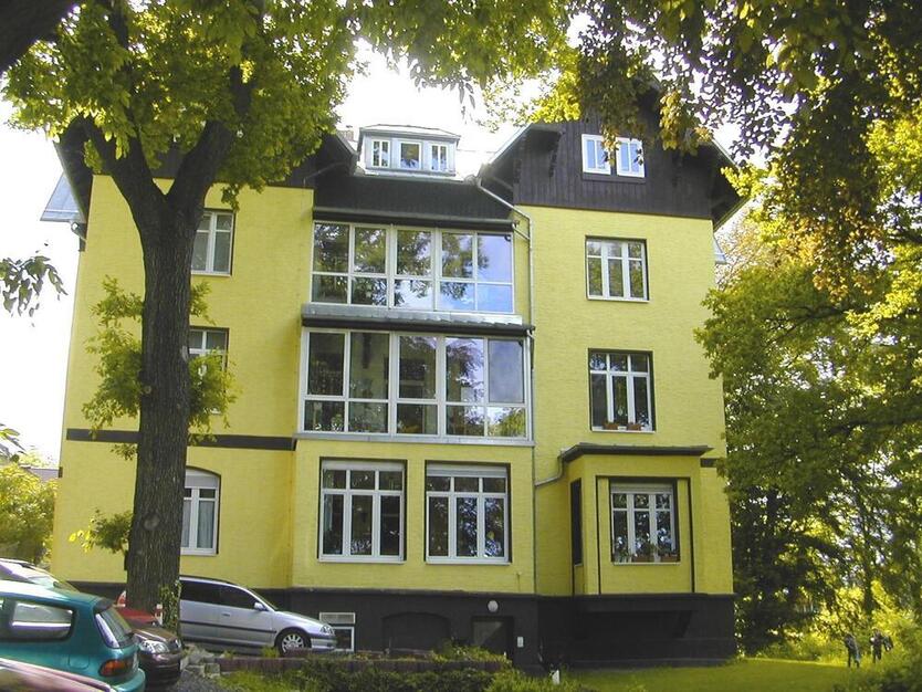 Ruhig gelegene 3-Zimmer-Wohnung mit Wintergarten auf großem Grundstück am Friedensberg