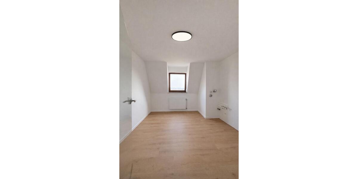 Dachgeschoßwohnung Ansbach - 3 Zimmer, 90 m&sup2;, 1.300&euro; | Angebot:25843228