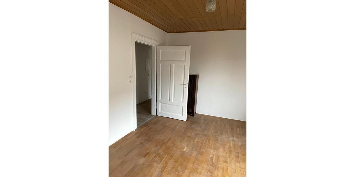 Wohnung ca 98 qm ab 01.04.26, saniert mit EBK, 1OG Zentralle Lage 5 zimmer