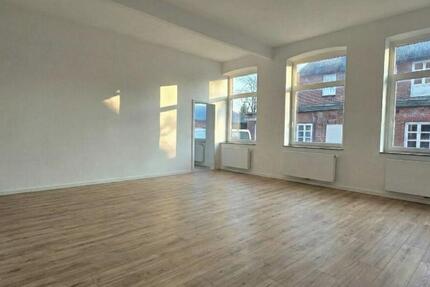 Loftartige Erdgeschosswohnung mit hohen Decken - Erstbezug nach Sanierung 1 zimmer