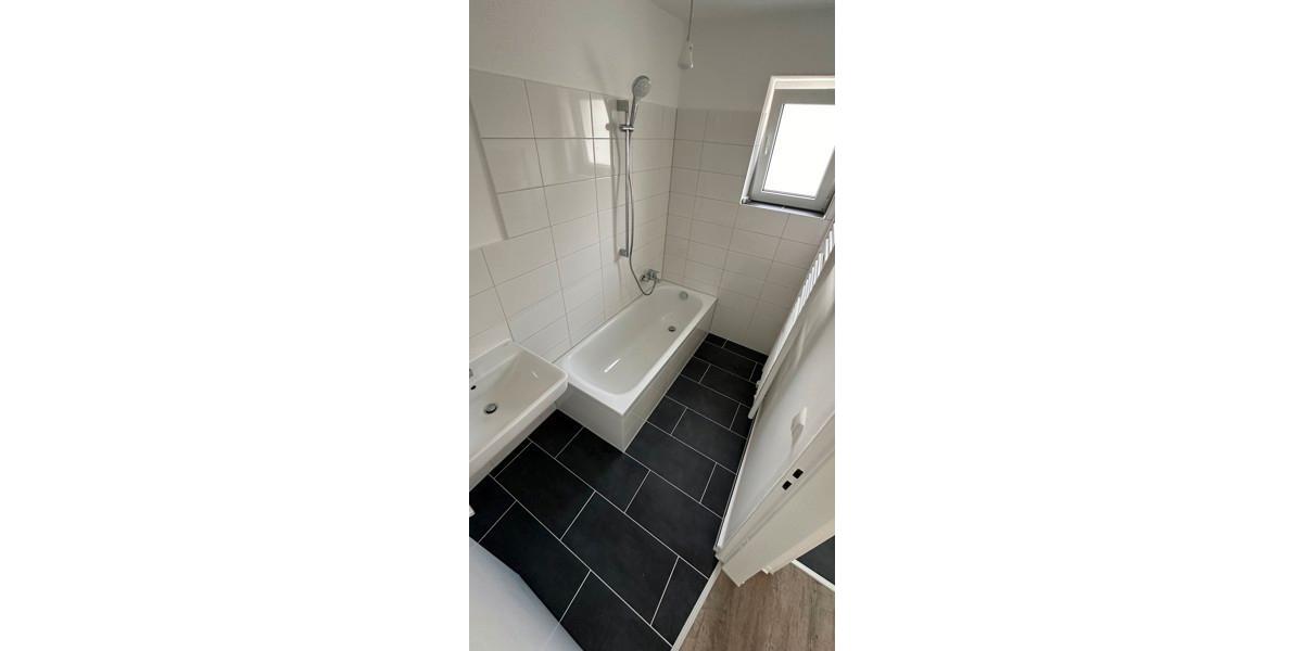 2. OG 4 Zimmer mit Balkon ab Dezember (frisch saniert) 4 zimmer