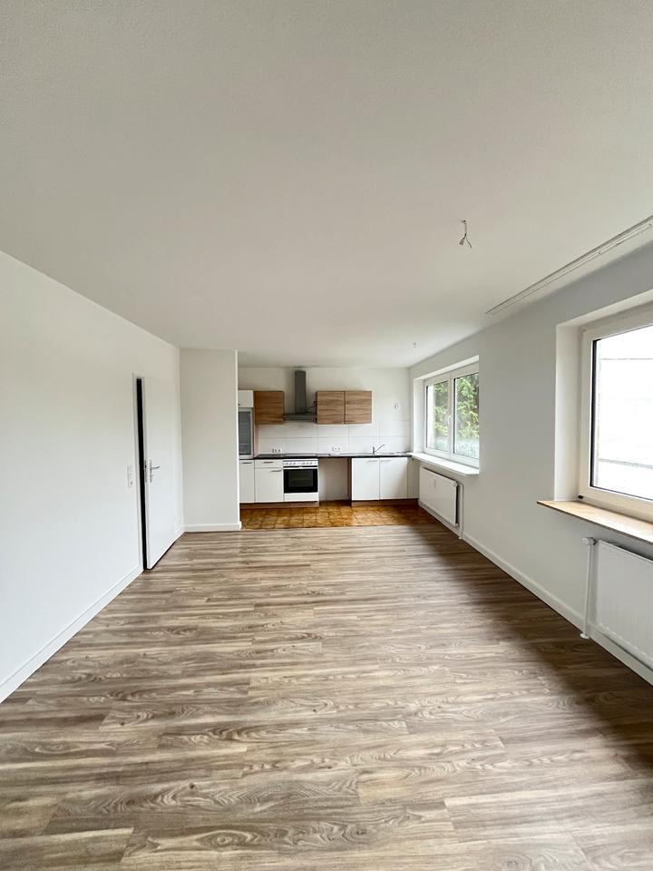 Single-Wohnung mit großzügigem WohnZimmer und integrierter Küche!