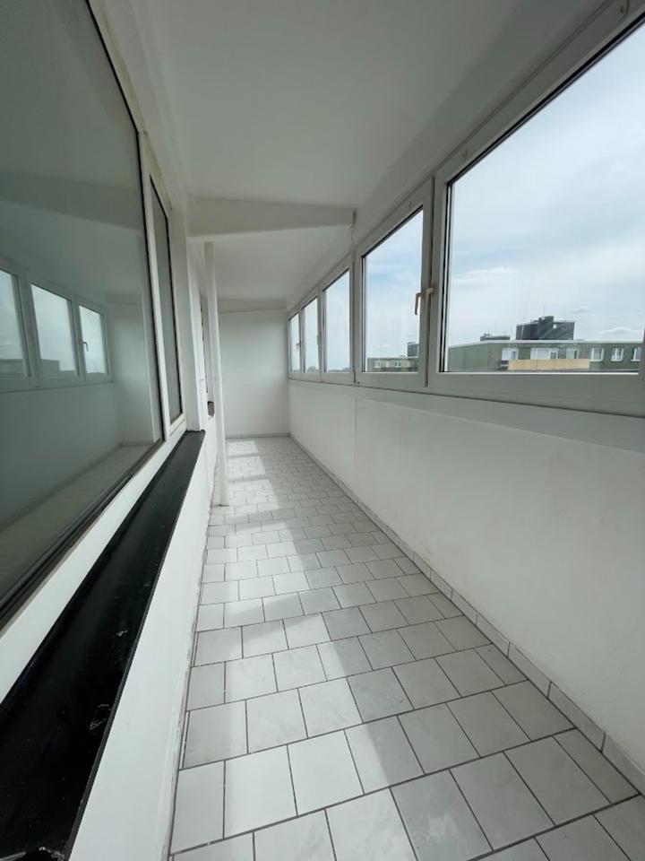 Helle 2-Zimmer-Wohnung mit verglaster Loggia zimmer