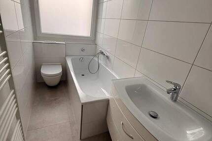 Kernsanierte 3 Zimmer Wohnung mit Balkon & Garage in Rtg Süd 1 zimmer