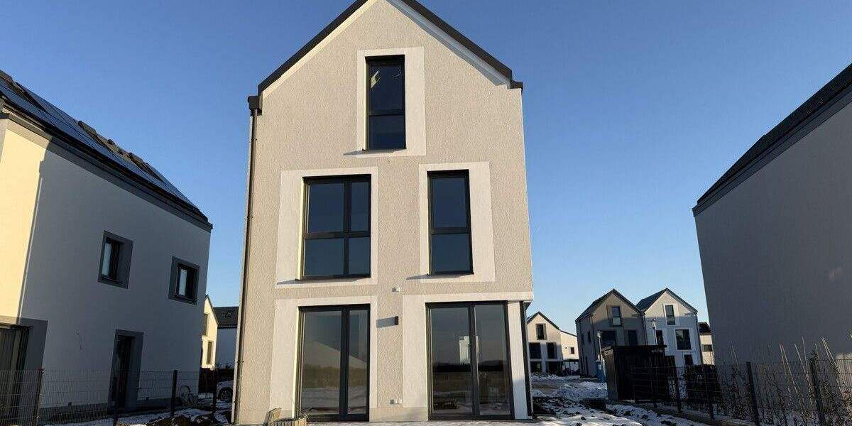 Einfamilienhaus Köfering - 4 Zimmer, 150 m&sup2;, 2.100&euro; | Angebot:24582246