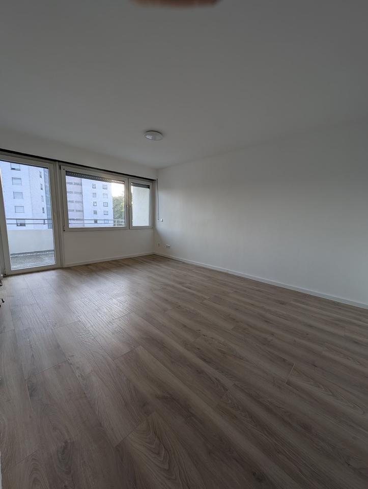 Erstbezug nach Sanierung mit Balkon: Schöne 2,5-Zimmer DG-Wohnung
