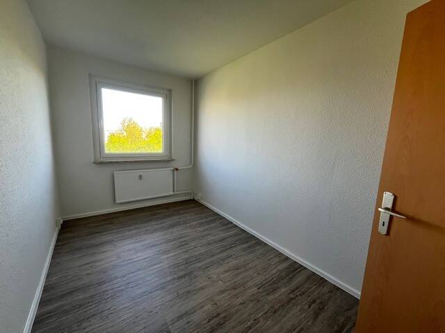 Etagenwohnung Zwickau Neuplanitz - 4 Zimmer, 85 m&sup2;, 500&euro; | Angebot:26673963
