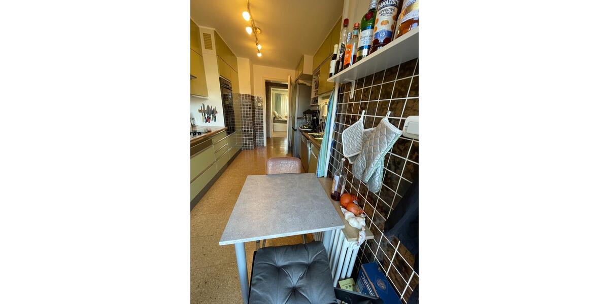 Charmante Altbauwohnung in zentraler Lage – mit Balkonen, Garage 2 zimmer