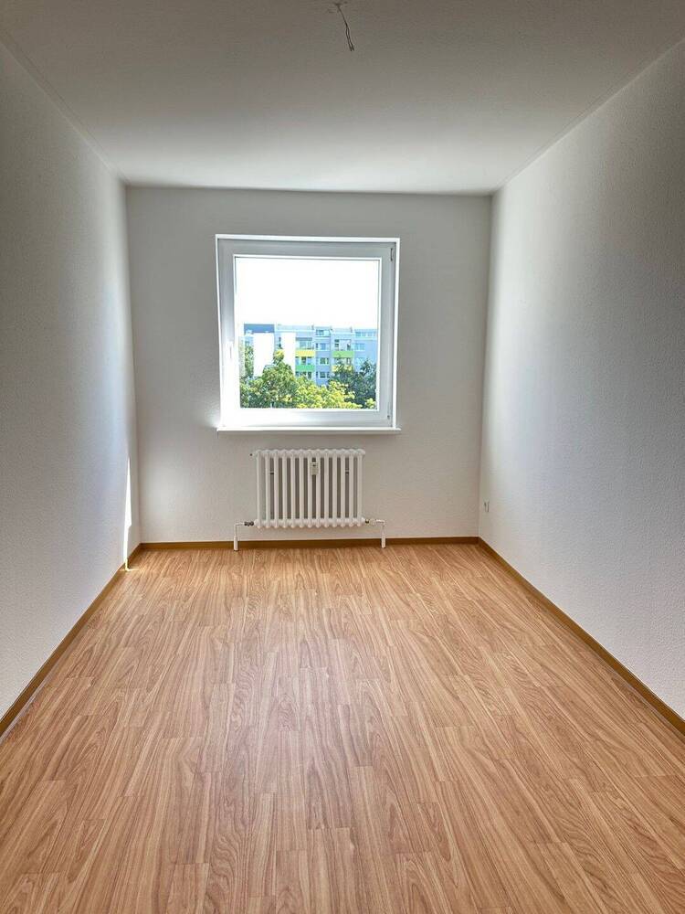 **MODERNISIERTE 3 Zimmer Wohnung MIT BALKON UND NEUEM WANNENBAD**