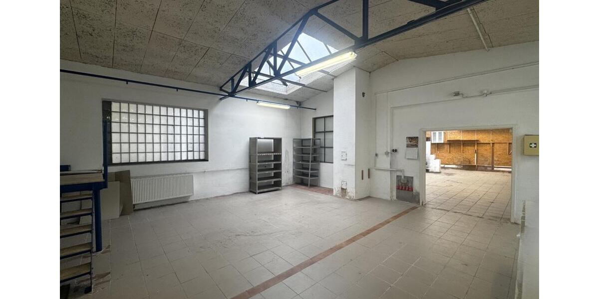Zentrale Gewerbeeinheit mit hoher Halle, Werkstatt & Büro – in de zimmer