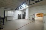 Zentrale Gewerbeeinheit mit hoher Halle, Werkstatt & Büro – in de zimmer