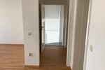 Die Gewerberäume befinden sich im Erdgeschoss eines Mehrfamilienhauses.<br>Ein Raum liegt ebenerdig und ist von der Straße aus begehbar, hier ist auch eine große Fensterscheibe, was den Raum sehr... zimmer