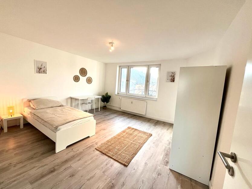Großzügig geschnittenes WG Zimmer