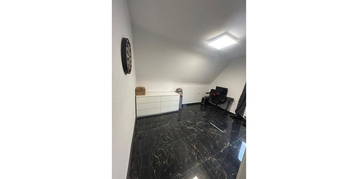 Elegante 4 Zimmer Wohnung mit eigenen Garten und Pool. 4 zimmer