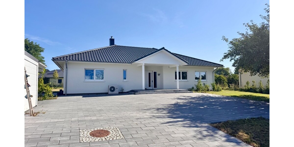 Jetzt Miete möglich! Winkelbungalow 5 km bis Neubrandenburg, Baujahr 2022, Doppelgarage, EBK,Carport - Einfamilienhaus Sponholz | Angebot:25929684