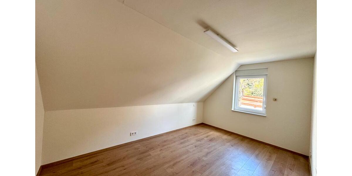 Dachgeschoßwohnung Östringen - 3 Zimmer, 76 m&sup2;, 850&euro; | Angebot:25942952