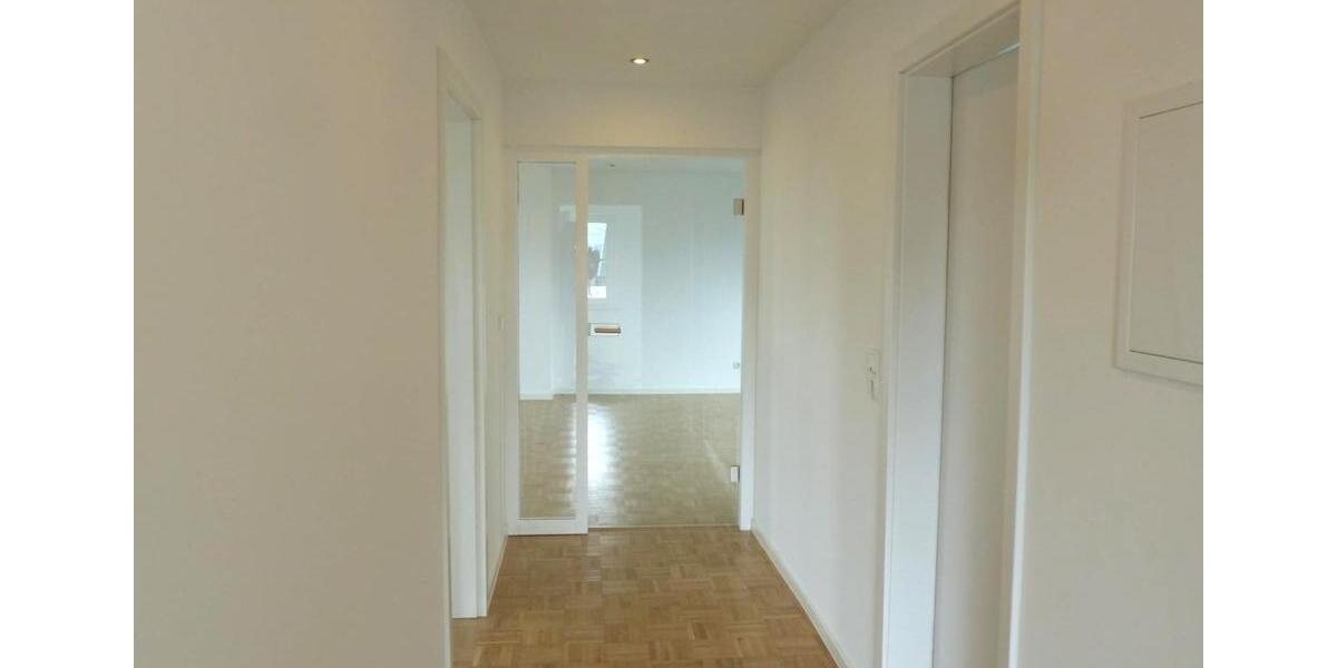 Helle, modernisierte 3-Zimmer Wohnung im DG mit Garage 3 zimmer