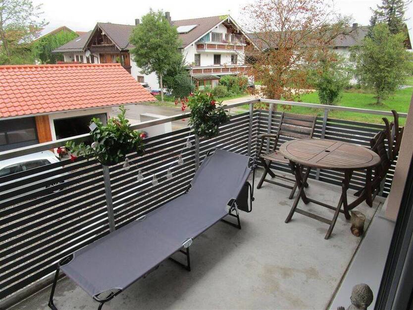 Exkl. neuwertige 3 Zimmer-Wohnung mit Balkon, zwischen Rosenheim & WB (mit 2 x Tiefgarage & Top-Einbauküche)