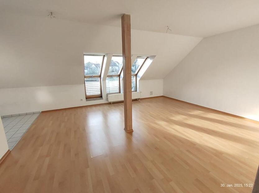 Uffenheim: Helle 2-Zimmer-DG-Wohnung mit Dachbalkon