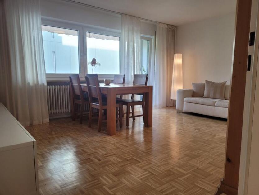 Helle 3 Zimmerwohnung mit Einbauküche - Balkon - Tiefgarage