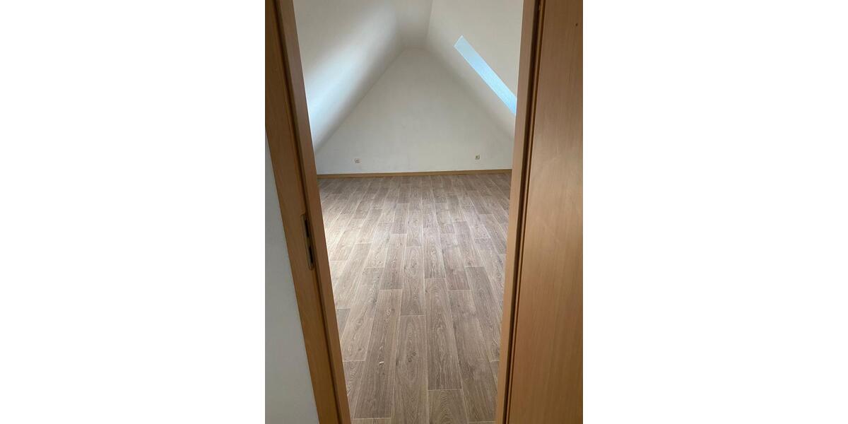 Dachgeschoßwohnung Elsteraue - 4 Zimmer, 85 m&sup2;, 470&euro; | Angebot:25960420